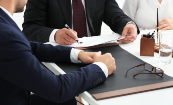 В яких випадках збільшується фінансовий результат до оподаткування на суму 30 відс. вартості реалізованих товарів (робіт, послуг) нерезидентам?